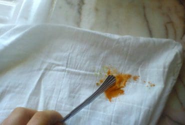 Enlever une tache de curcuma sur un vêtement