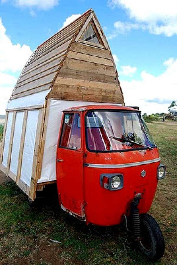 Une petite cabane à l'arrière d'un triporteur