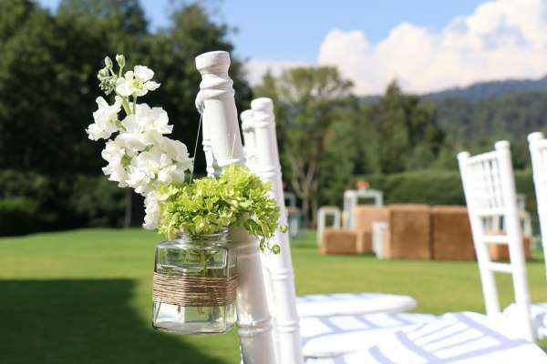 Une décoration de chaise de mariage pas cher