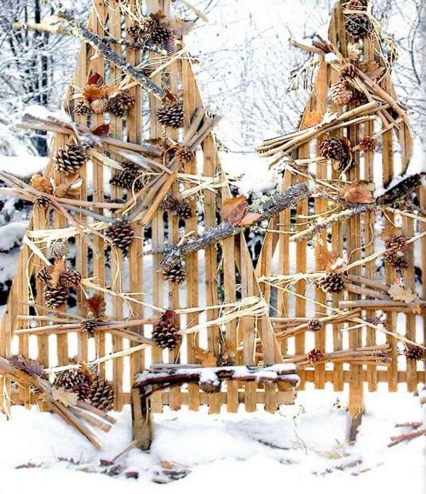 Sapins d'extérieur en bois décorés avec des pommes de pin