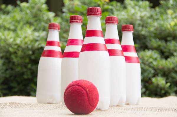 Bowling avec des bouteilles en plastique