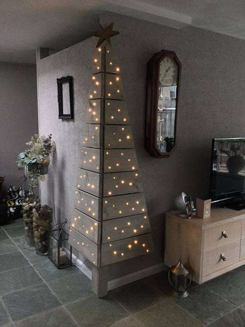 Un sapin de noël en bois qui s'encastre parfaitement dans un angle de mur pour ceux qui ont une petite chambre