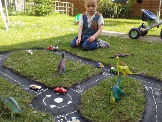 Une piste de course  automobile miniature dans le jardin pour le plus grand plaisir des enfants