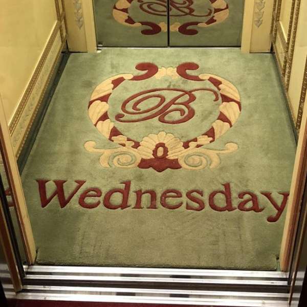 L'ascenseur de cet hôtel a un tapis pour chaque jour de la semaine