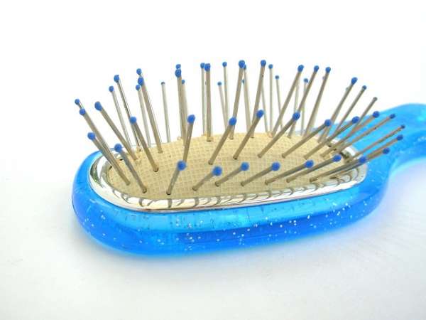 Une brosse à cheveux 1 an