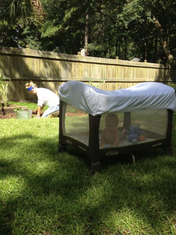 Un drap-housse sur le parc pour protéger bébé du soleil et des moustiques