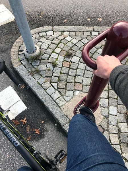 Un support métallique pour cyclistes aux feux