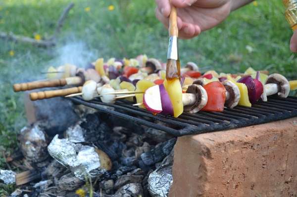 Graissez la grille et les aliments avec une huile pour éviter que ça colle