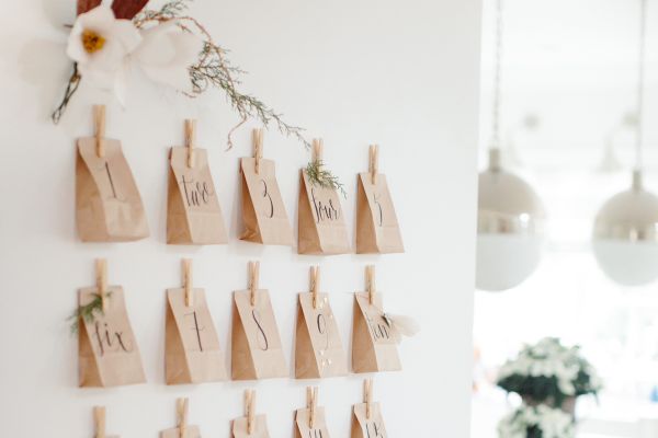 Une muraille de sacs en papier