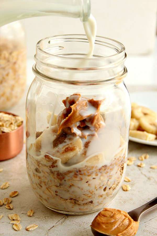 Petit-déjeuner dans un pot avec banane lait beurre de cacahuète et flocons d'avoine