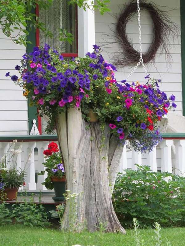 Vous pouvez placer vos belles fleurs sur le tronc d'arbre ni vu ni connu
