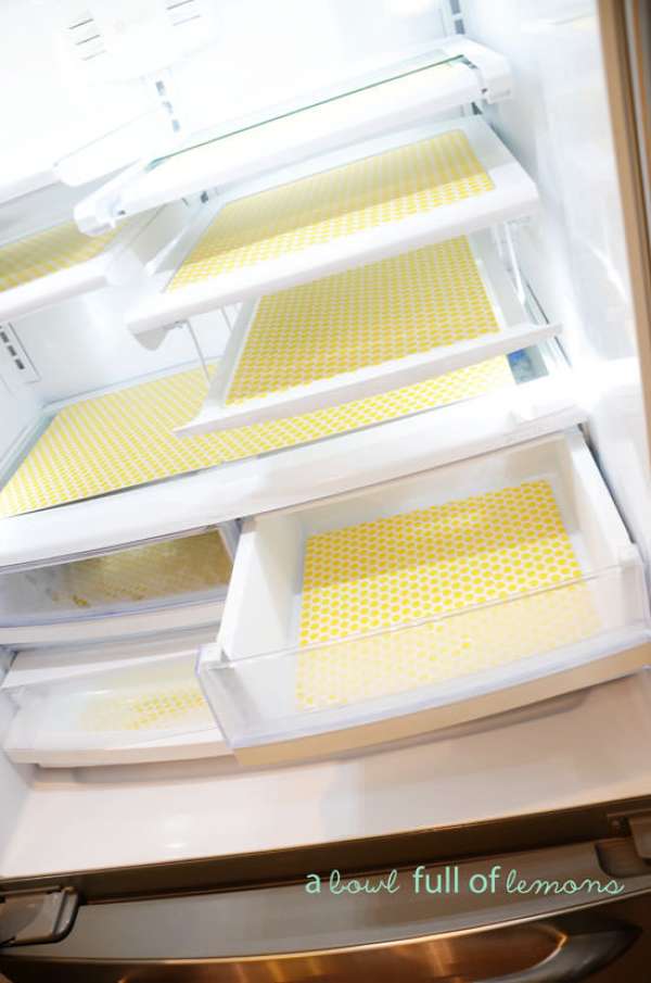 Protégez les étagères avec du film plastique