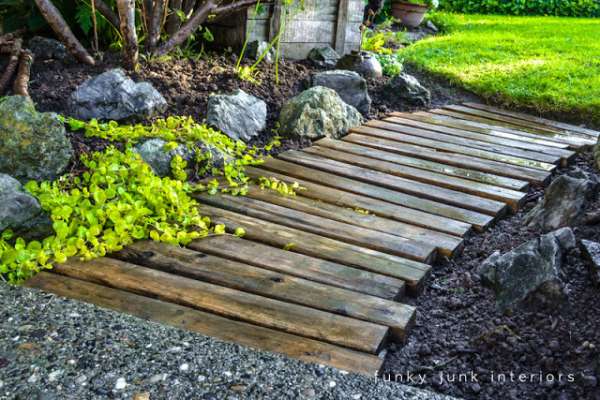 Allée de jardin avec des palettes