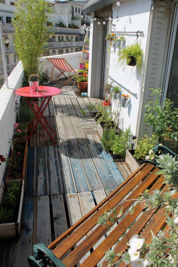 Une jolie terrasse avec des palettes