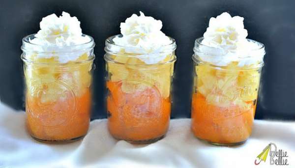 Salade de fruits en pot à l'orange et à l'ananas aux couleurs des Candy Corn, les bonbons de maïs d'Halloween