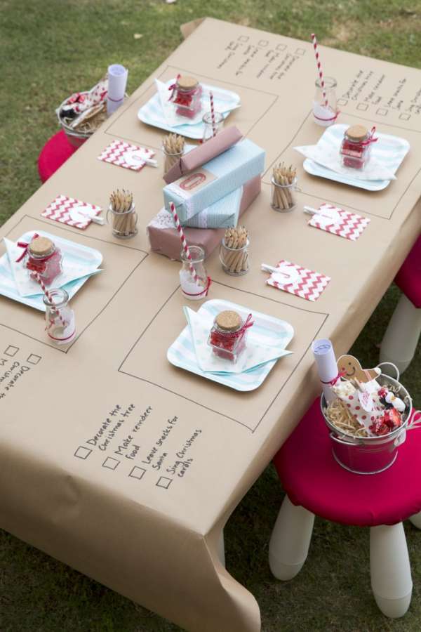 Une table d'enfants avec une nappe en papier pour dessiner dessus