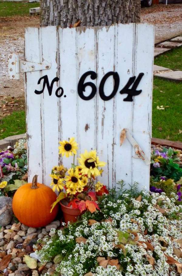 Numéro de maison avec une vieille porte