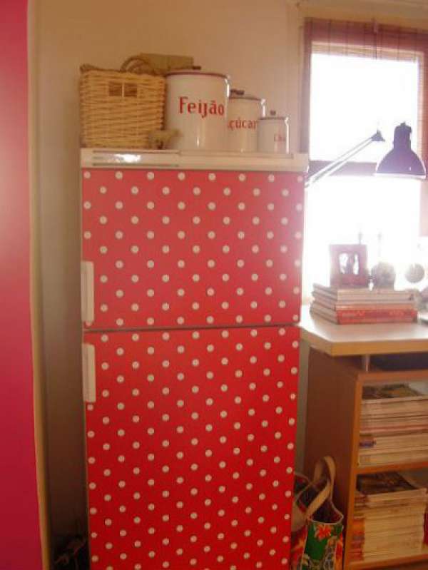 Frigo habillé de pastilles