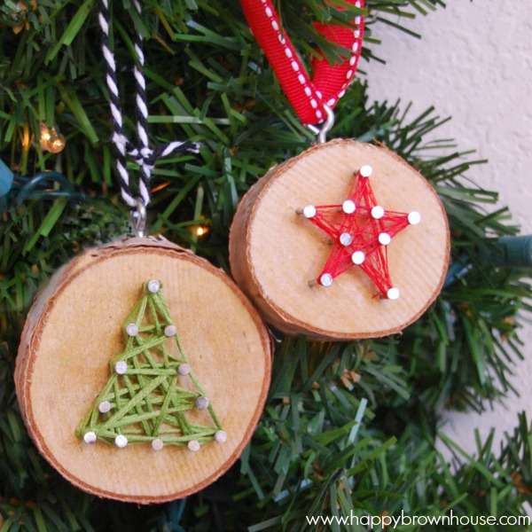 Décorations pour le sapin avec des rondins de bois et des dessins en fils tendus