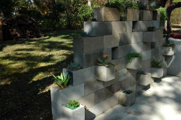 Jardinières dans des blocs de bétons récupérés dans un chantier