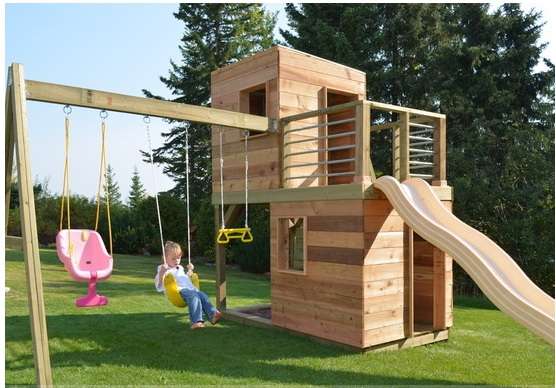Une cabane avec un toboggan et des balançoires pour le plus grand bonheur de vos petits