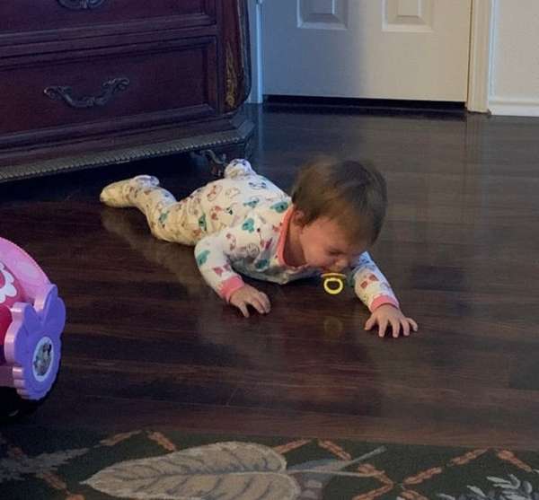 Elle veut enlever la sucette d'un enfant sur la télé