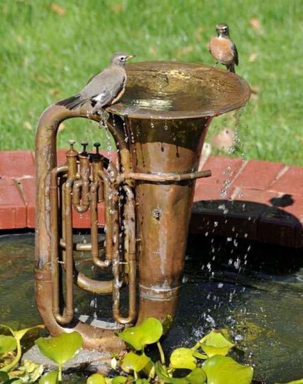 Fontaine d'eau avec un tuba