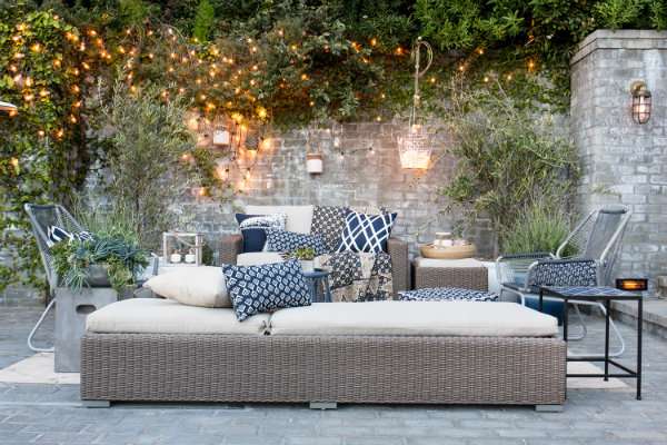 Une terrasse avec un salon détente