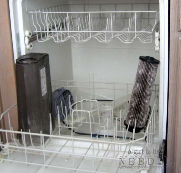 Nettoyer les accessoires de l'aspirateur au lave-vaisselle