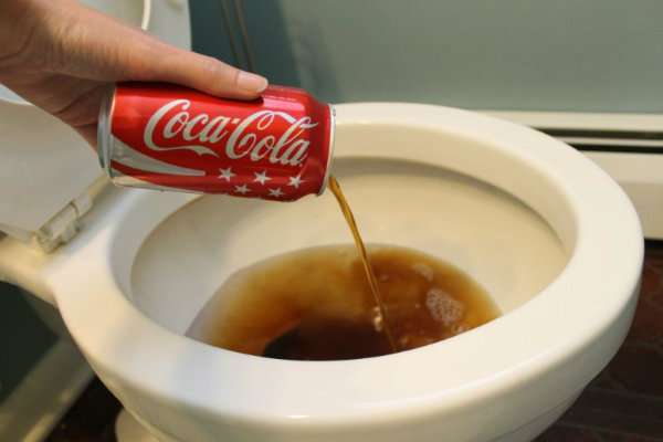 Utilisez le Coca Cola pour détartrer et faire briller la cuvette