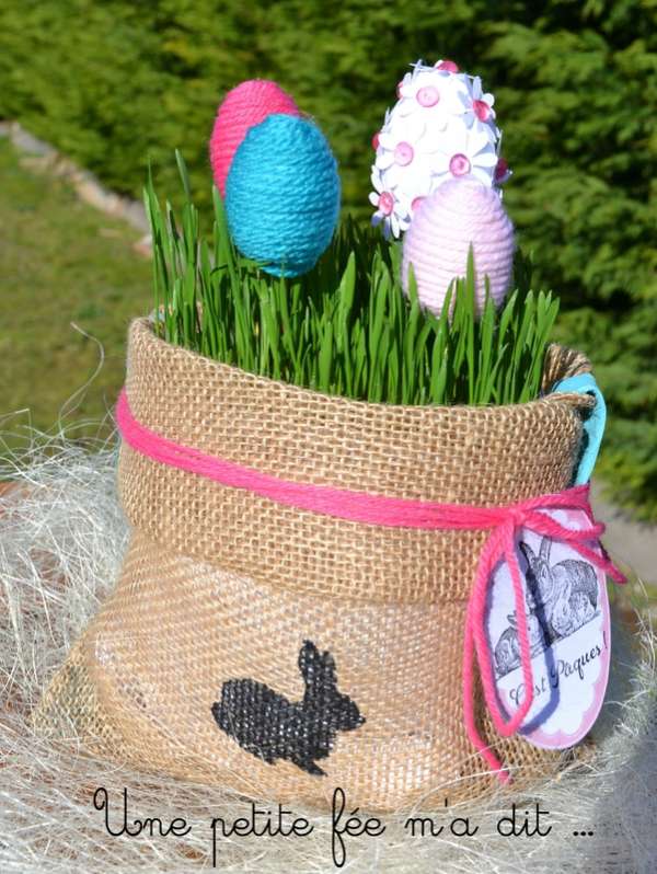 Centre de table végétal dans un sac en toile de jute