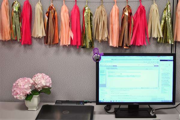 Guirlande de pompons colorés tout autour du bureau