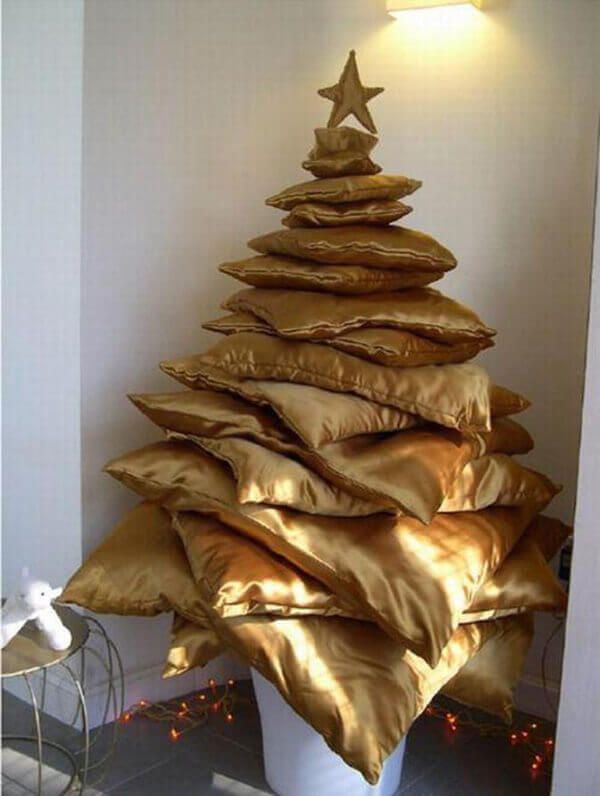 Un sapin avec des coussins