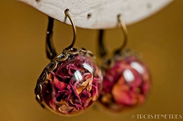 Boucles d'oreilles pétales de rose en verre