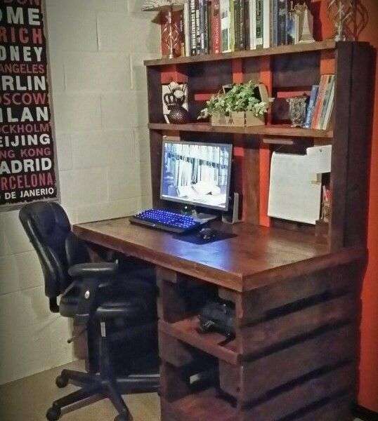 Bureau en palette avec mini-bibliothèque