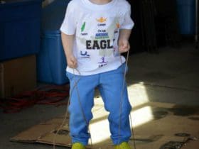 Échasses pour enfants avec des boites de conserve