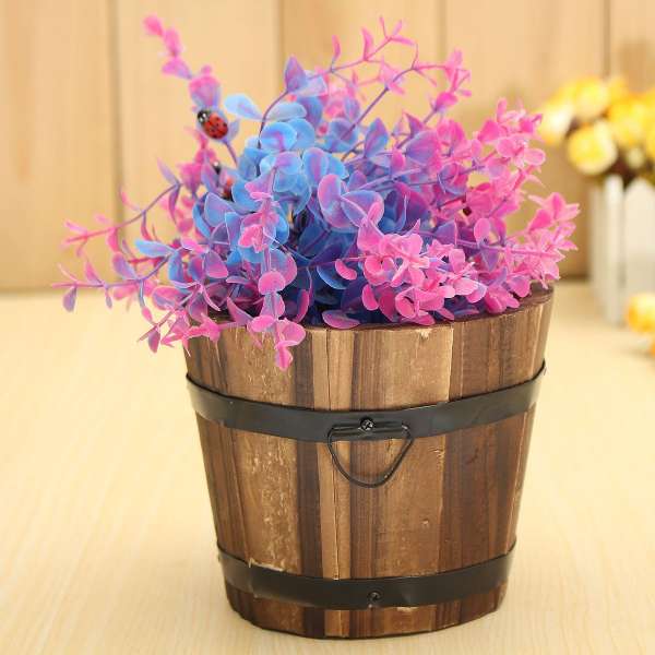 Un seau en bois pour cacher un vase ou un pot de fleur