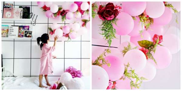 Une guirlande de ballons et de fleurs