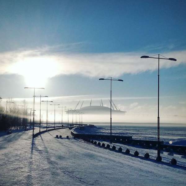 Un stade dans la brume qui ressemble à une soucoupe volante