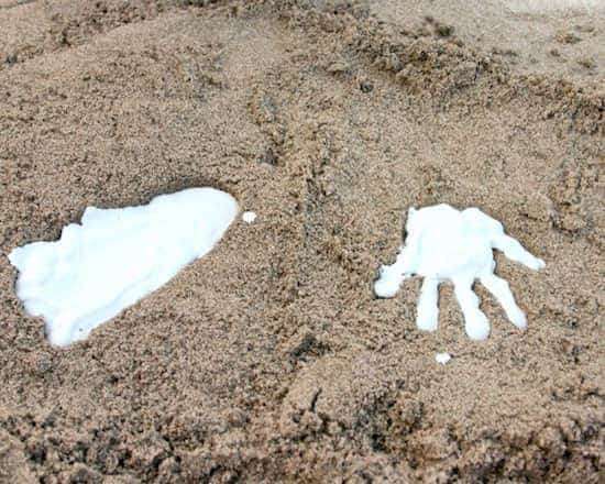 Immortaliser les empreintes de vos enfants avec du plâtre à mouler