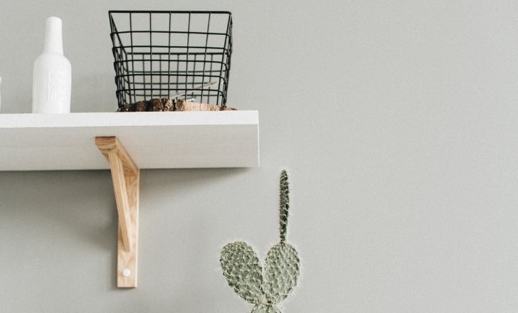 Fixation étagère avec des équerres et de la colle