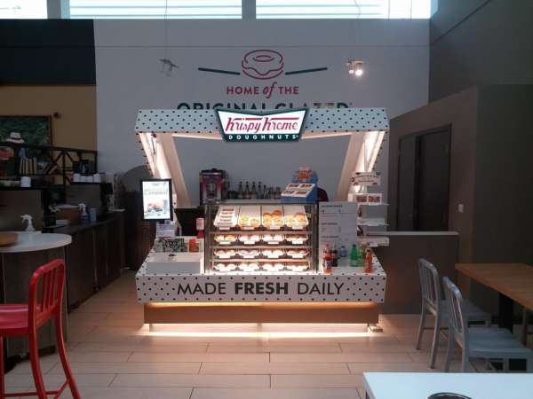 Un stand de donuts en forme de boîte à beignets