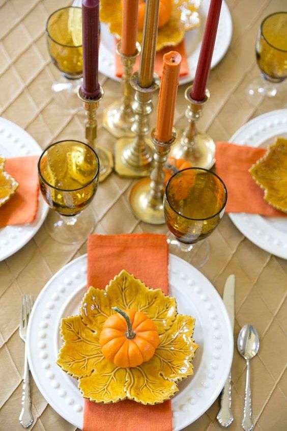 Des tons chauds et citrouilles pour donner une touche automnale à votre déco de table