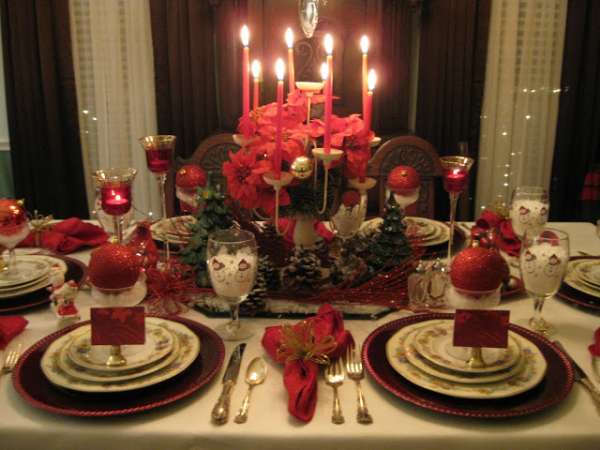 Couleur rouge à l'honneur pour cette table de Noël