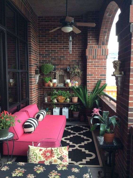 Magnifique déco de terrasse en rose et noir