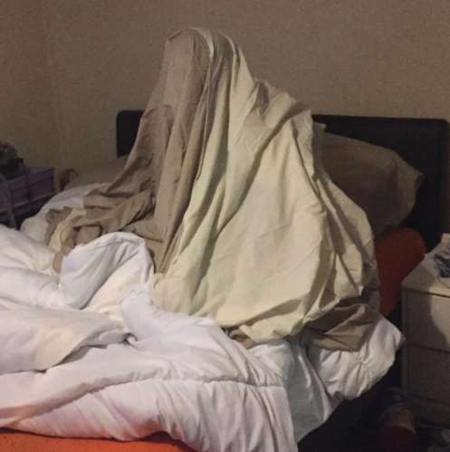 Cet homme a sa propre façon de faire le lit