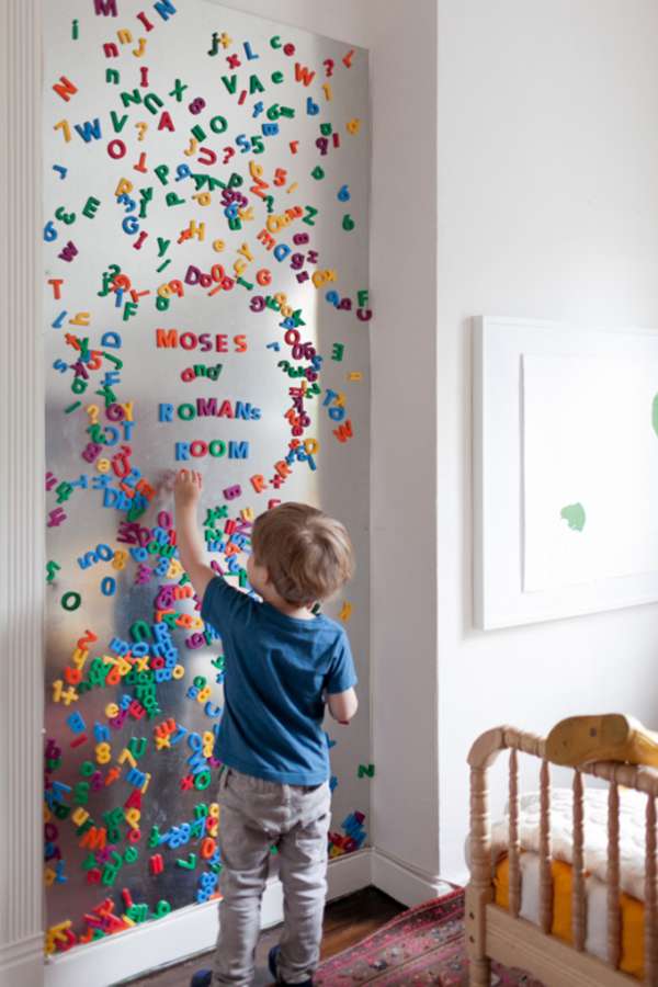 Ecrire avec des lettres magnets dans la chambre d'enfants