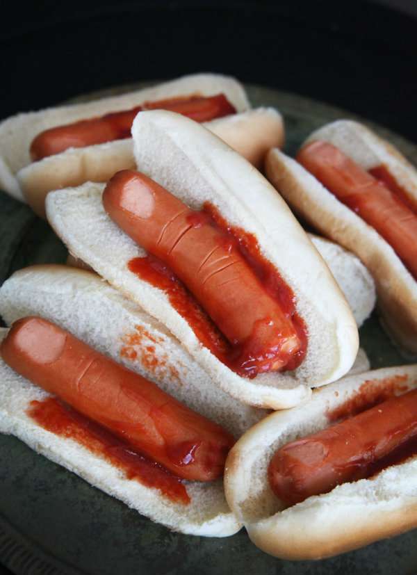 Des hot-dogs de doigts ensanglantés