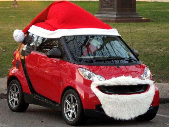 Voiture déguisée en père Noel