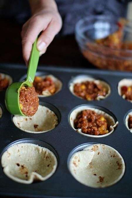 Des mini-pizzas à la mexicaine avec du pain à tortillas et de la viande hachée